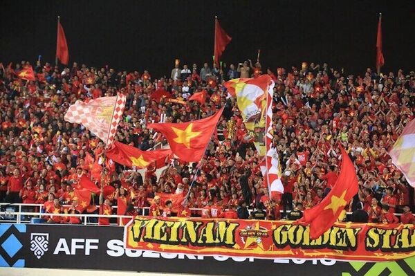 4 vạn cổ động viên trên sân Mỹ Đình liên tục tiếp lửa để đội tuyển Việt Nam vượt qua thử thách cuối cùng trong hành trình hướng chinh phục chức vô địch AFF Cup 2018.  - Sputnik Việt Nam