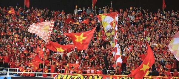 4 vạn cổ động viên trên sân Mỹ Đình liên tục tiếp lửa để đội tuyển Việt Nam vượt qua thử thách cuối cùng trong hành trình hướng chinh phục chức vô địch AFF Cup 2018. - Sputnik Việt Nam