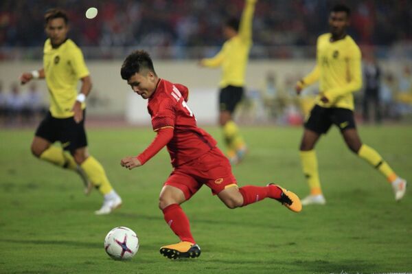 Quang Hải (19) tiếp tục tỏa sáng khi có đường chuyền quyết định cho Anh Đức (11) ghi bàn mở tỉ số trận đấu ở phút thứ 6.  - Sputnik Việt Nam