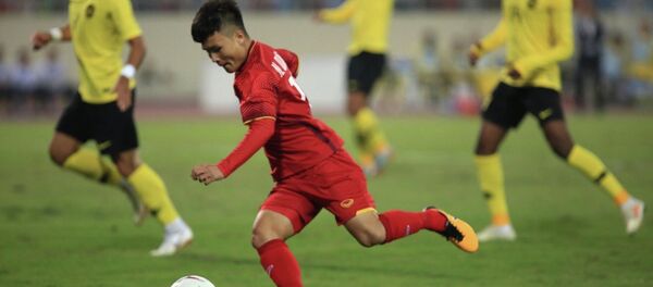 Quang Hải (19) tiếp tục tỏa sáng khi có đường chuyền quyết định cho Anh Đức (11) ghi bàn mở tỉ số trận đấu ở phút thứ 6. Quang Hải (19) tiếp tục tỏa sáng khi có đường chuyền quyết định cho Anh Đức (11) ghi bàn mở tỉ số trận đấu ở phút thứ 6. - Sputnik Việt Nam