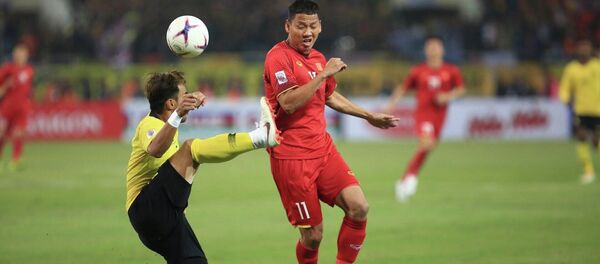 Tiền đạo Anh Đức (11) trở lại đội hình xuất phát với thể lực sung mãn và ngay lập tức có bàn thắng mở tỷ số cho Việt Nam bằng pha vô lê tuyệt đẹp ở phút thứ 6. - Sputnik Việt Nam