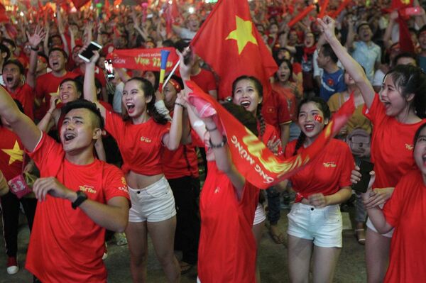 Người hâm mộ Thành phố Hồ Chí Minh vui mừng sau trận thắng của đội tuyển Việt Nam trước đội tuyển Malaysia 1-0 và giành chức vô địch Giải bóng đá Đông Nam Á năm 2018 (AFF Suzuki Cup 2018).  - Sputnik Việt Nam