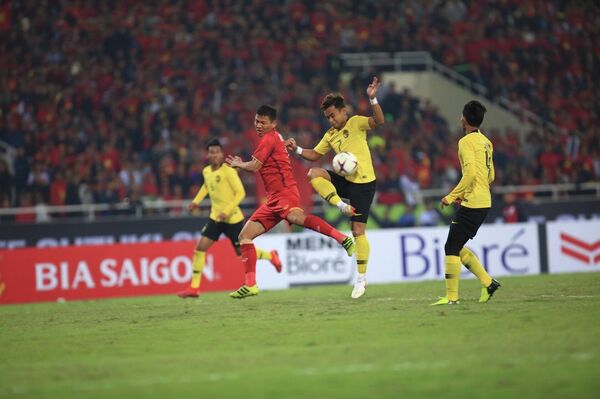 Tiền đạo Anh Đức (11) trở lại đội hình xuất phát với thể lực sung mãn, liên tiếp gây khó khăn cho hàng thủ Malaysia với tốc độ, sức tì đè, làm tường tốt và ghi bàn thắng duy nhất của trận đấu, đưa Việt Nam trở thành vô địch AFF Suzuki Cup 2018.  - Sputnik Việt Nam