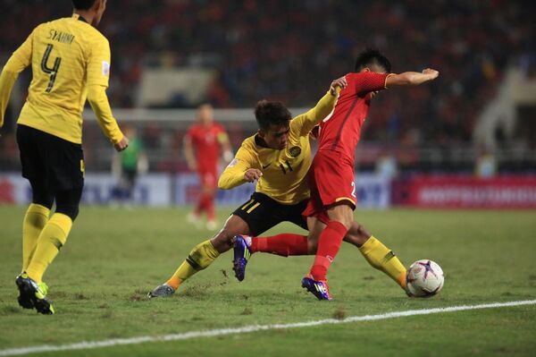 Quang Hải (19) tiếp tục tỏa sáng rực rỡ trong trận đấu với nhiều pha bóng lắt léo tra tấn hàng phòng ngự của Malaysia khiến họ phải liên tục phạm lỗi. Quang Hải (19) tiếp tục tỏa sáng rực rỡ trong trận đấu với nhiều pha bóng lắt léo tra tấn hàng phòng ngự của Malaysia khiến họ phải liên tục phạm lỗi. - Sputnik Việt Nam