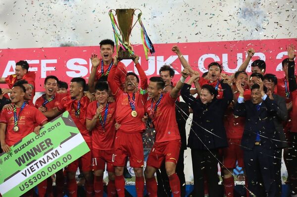 Các tuyển thủ Việt Nam giương cao chiếc cúp vô địch AFF Suzuki Cup 2018.  - Sputnik Việt Nam