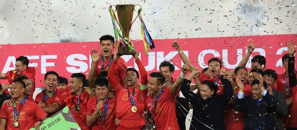 Các tuyển thủ Việt Nam giương cao chiếc cúp vô địch AFF Suzuki Cup 2018. - Sputnik Việt Nam