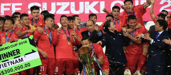 Thủ tướng Nguyễn Xuân Phúc, Chủ tịch Quốc hội Nguyễn Thị Kim Ngân, Bộ trưởng Bộ VH, TT và DL Nguyễn Ngọc Thiện cùng chung niềm vui chiến thắng với các tuyển thủ Việt Nam. - Sputnik Việt Nam