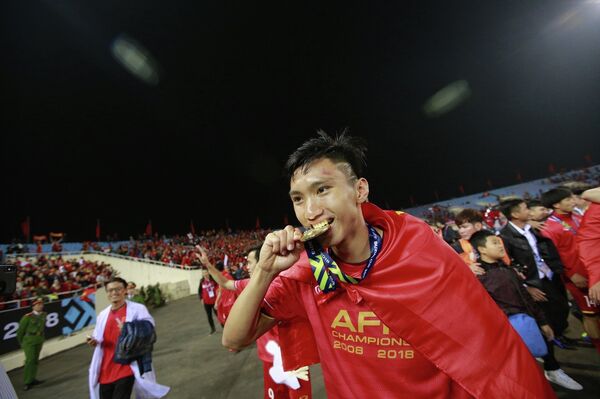 Hậu vệ Đoàn Văn Hậu - nhà tân vô địch AFF Suzuki Cup 2018. Văn Hậu đã có một giải đấu thành công, xứng đáng là trụ cột của đội tuyển bóng đá quốc gia.  - Sputnik Việt Nam