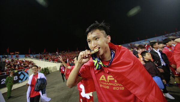 Hậu vệ Đoàn Văn Hậu - nhà tân vô địch AFF Suzuki Cup 2018. Văn Hậu đã có một giải đấu thành công, xứng đáng là trụ cột của đội tuyển bóng đá quốc gia. - Sputnik Việt Nam