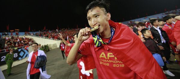 Hậu vệ Đoàn Văn Hậu - nhà tân vô địch AFF Suzuki Cup 2018. Văn Hậu đã có một giải đấu thành công, xứng đáng là trụ cột của đội tuyển bóng đá quốc gia. Hậu vệ Đoàn Văn Hậu - nhà tân vô địch AFF Suzuki Cup 2018. Văn Hậu đã có một giải đấu thành công, xứng đáng là trụ cột của đội tuyển bóng đá quốc gia. - Sputnik Việt Nam