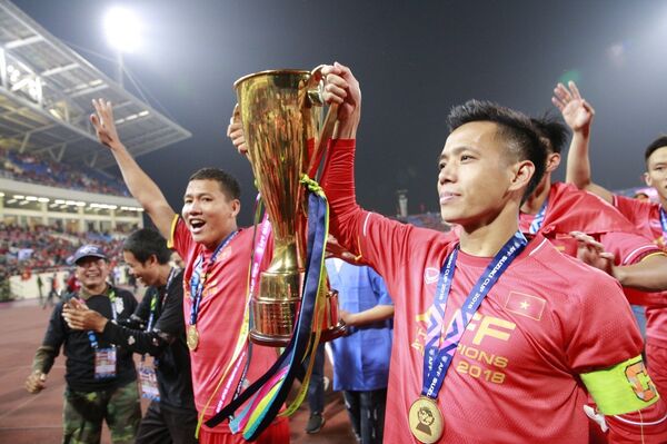 Văn Quyết, Anh Đức cùng các cầu thủ giương cao chiếc cúp vô địch AFF Suzuki cup 2018 chạy quanh sân vận động Mỹ Đình, chia vui với người hâm mộ.  - Sputnik Việt Nam