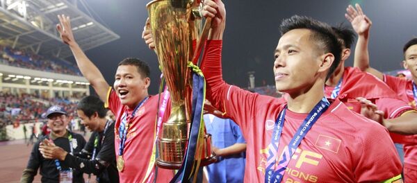 Văn Quyết, Anh Đức cùng các cầu thủ giương cao chiếc cúp vô địch AFF Suzuki cup 2018 chạy quanh sân vận động Mỹ Đình, chia vui với người hâm mộ. Văn Quyết, Anh Đức cùng các cầu thủ giương cao chiếc cúp vô địch AFF Suzuki cup 2018 chạy quanh sân vận động Mỹ Đình, chia vui với người hâm mộ. - Sputnik Việt Nam