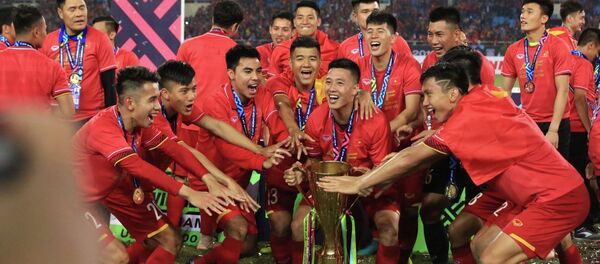 Niềm vui bất tận của các tuyển thủ Việt Nam với chiếc cúp vô địch AFF Suzuki cup 2018. Niềm vui bất tận của các tuyển thủ Việt Nam với chiếc cúp vô địch AFF Suzuki cup 2018. - Sputnik Việt Nam
