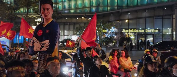 Cổ động viên Hà Nội ăn mừng chiến thắng của đội tuyển Việt Nam trước Malaysia - Sputnik Việt Nam