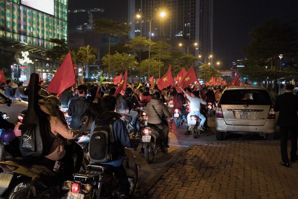 Cổ động viên Hà Nội ăn mừng chiến thắng của đội tuyển Việt Nam trước Malaysia - Sputnik Việt Nam