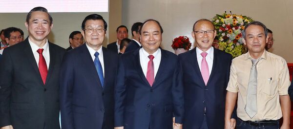 Nguyên Chủ tịch nước Trương Tấn Sang, Thủ tướng Nguyễn Xuân Phúc chia vui với HLV Park Hang-seo Nguyên Chủ tịch nước Trương Tấn Sang, Thủ tướng Nguyễn Xuân Phúc chia vui với HLV Park Hang-seo - Sputnik Việt Nam