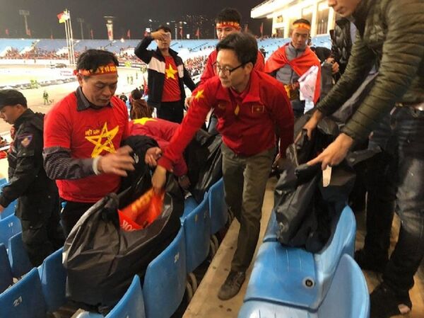 Phó Thủ tướng Vũ Đức Đam tham gia dọn rác sau trận đấu tại Mỹ Đình Phó Thủ tướng Vũ Đức Đam tham gia dọn rác sau trận đấu tại Mỹ Đình - Sputnik Việt Nam