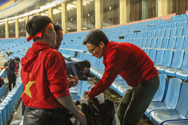 Phó Thủ tướng Vũ Đức Đam tham gia dọn rác sau trận đấu tại Mỹ Đình Phó Thủ tướng Vũ Đức Đam tham gia dọn rác sau trận đấu tại Mỹ Đình - Sputnik Việt Nam