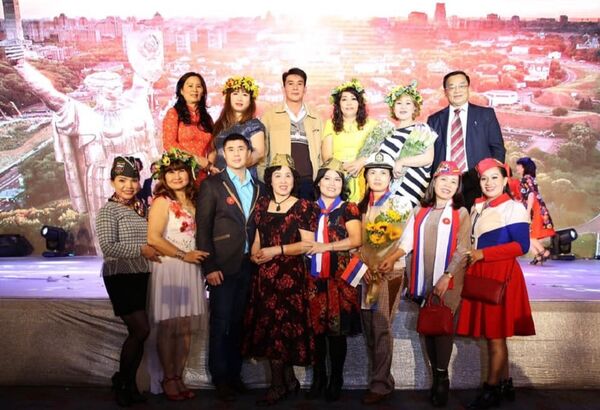 Hai bố con tham gia kỷ niệm 4 năm nhóm Trái tim nước Nga Xô - Viết - Sputnik Việt Nam