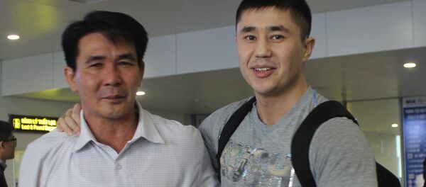 Hai cha con - ông Phiên và anh Pavel ngày gặp mặt - Sputnik Việt Nam