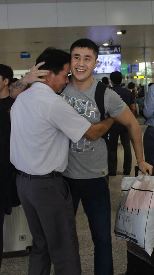 Hai cha con gặp nhau sau 28 năm chia cắt - Sputnik Việt Nam