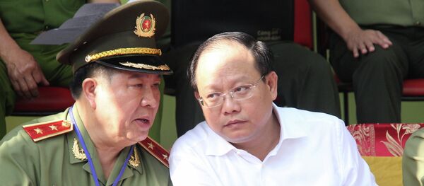 Ông Bùi Văn Thành - Thứ trưởng Bộ Công an và Tất Thành Cang trong buổi diễn tập chữa cháy - Sputnik Việt Nam