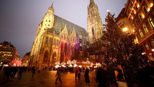 Cây thông Noel tại hội chợ trước Nhà thờ St. Stephen ở Vienna, Áo - Sputnik Việt Nam