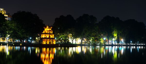 Tháp Rùa giữa Hồ Gươm ban đêm Tháp Rùa giữa Hồ Gươm ban đêm - Sputnik Việt Nam