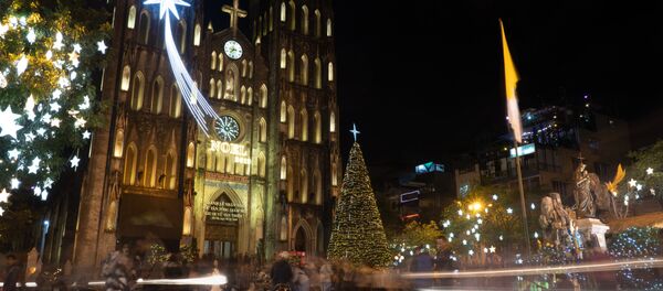 Nhà thờ lớn ở Hà Nội được trang hoàng cho Lễ Giáng sinh vào buổi tối  - Sputnik Việt Nam