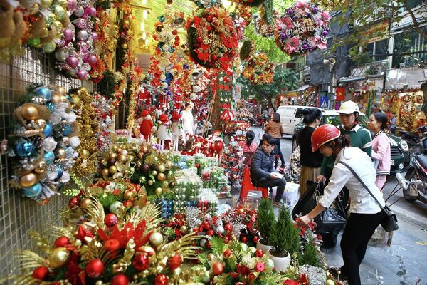 Cửa hàng bày bán các đồ trang trí chuẩn bị cho Noel 2018. Cửa hàng bày bán các đồ trang trí chuẩn bị cho Noel 2018. - Sputnik Việt Nam