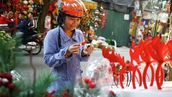 Khách hàng lựa chọn món đồ ưng ý, chuẩn bị cho Noel 2018. - Sputnik Việt Nam