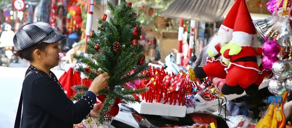 Đồ trang trí chuẩn bị cho Noel 2018 được bày bán trên phố Hàng Mã - Sputnik Việt Nam
