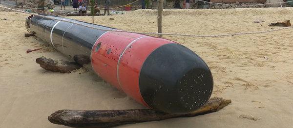 Vật thể lạ này hình trụ, có chiều dài 6,8m, đường kính 54cm - Sputnik Việt Nam