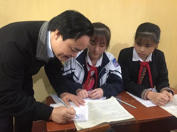 Bộ trưởng Phùng Xuân Nhạ ghi lại địa chỉ email và số điện thoại của mình cho một học sinh lớp 9B, Trường Dân tộc nội trú THCS Văn Yên, tỉnh Yên Bái. - Sputnik Việt Nam