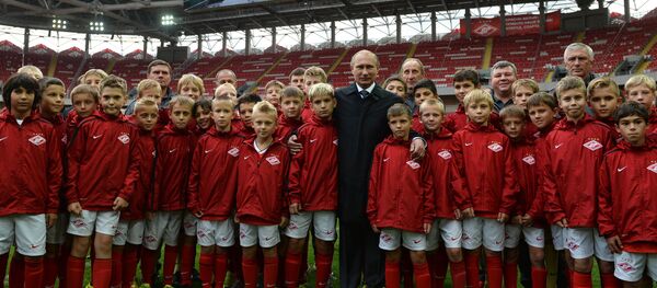 27 tháng 8 năm 2014. Tổng thống Nga Vladimir Putin (giữa) cùng các cầu thủ trẻ trong chuyến thăm sân vận động Otkrytie Arena - sân nhà đầu tiên của câu lạc bộ bóng đá Spartak- Moskva ở Tushino. - Sputnik Việt Nam
