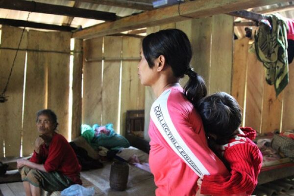 Chị Lữ Thị Đ vừa trở về từ Trung Quốc sau khi đã bán đứa con trong bụng mới sinh - Sputnik Việt Nam