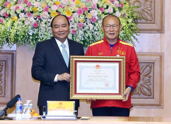 Thủ tướng Nguyễn Xuân Phúc trao tặng Huân chương Hữu nghị của Chủ tịch nước cho ông Park Hang-Seo Huấn luyện viên trưởng Đội tuyển bóng đá nam.  - Sputnik Việt Nam