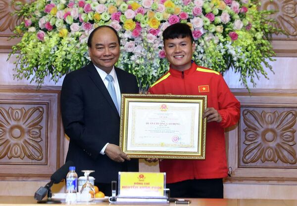 Thủ tướng Nguyễn Xuân Phúc trao tặng Huân chương lao động Hạng Nhì cho cầu thủ Nguyễn Quang Hải - Sputnik Việt Nam