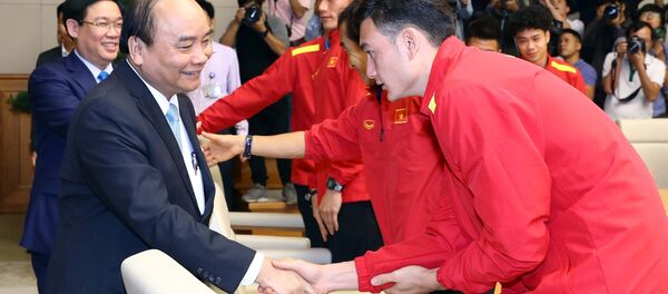Thủ tướng Nguyễn Xuân Phúc và các thành viên Đội tuyển bóng đá nam. - Sputnik Việt Nam