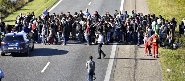Một nhóm người tị nạn trên xa lộ Đan Mạch Một nhóm người tị nạn trên xa lộ Đan Mạch - Sputnik Việt Nam