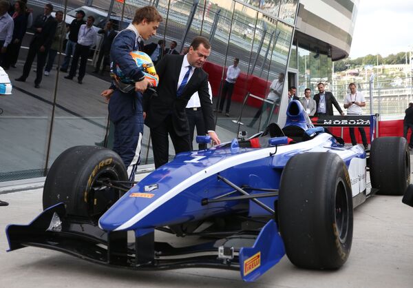 Thủ tướng Nga Dmitry Medvedev xem một chiếc xe đua trong chuyến thăm đường đua “Sochi Autodrom” ở Sochi - Sputnik Việt Nam