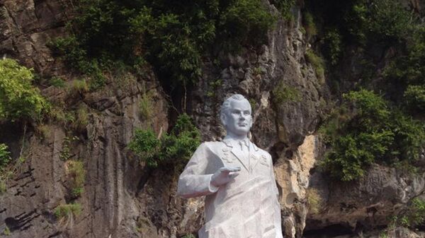 Tượng đài phi hành gia Nga trên đảo Titov ở vịnh Hạ Long Tượng đài phi hành gia Nga trên đảo Titov ở vịnh Hạ Long - Sputnik Việt Nam