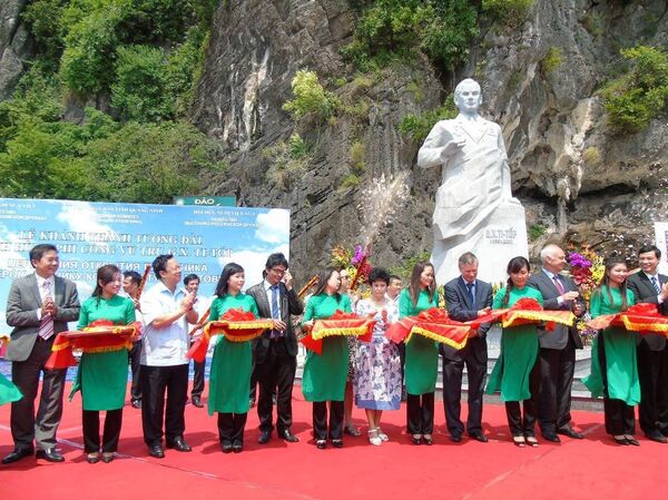 Cắt băng khánh thành tượng đài German Titov trên đảo Titov Cắt băng khánh thành tượng đài German Titov trên đảo Titov - Sputnik Việt Nam
