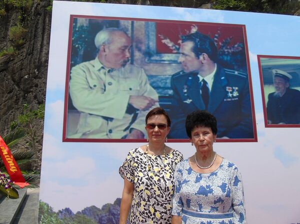 Vợ và con gái của phi hành gia German Titov dự lễ khánh thành tượng đài trên đảo Titov Vợ và con gái của phi hành gia German Titov dự lễ khánh thành tượng đài trên đảo Titov - Sputnik Việt Nam
