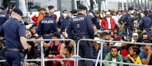 Người di cư chờ xe bus ở Áo - Sputnik Việt Nam