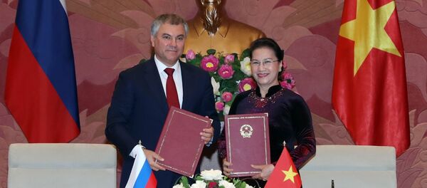 Chủ tịch Quốc hội Nguyễn Thị Kim Ngân và Chủ tịch Duma Quốc gia Nga Vyacheslav Viktorovich Volodin ký Thỏa thuận hợp tác giữa Quốc hội hai nước. - Sputnik Việt Nam