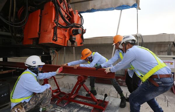 Sáng 24/10, đường ray tuyến metro số 1 Bến Thành - Suối Tiên dài 19,7 km được nhà thầu tiến hành lắp những đoạn đầu tiên tại đoạn cầu cạn từ ga Phước Long đến ga Bình Thái (phường Trường Thọ, quận Thủ Đức). Sáng 24/10, đường ray tuyến metro số 1 Bến Thành - Suối Tiên dài 19,7 km được nhà thầu tiến hành lắp những đoạn đầu tiên tại đoạn cầu cạn từ ga Phước Long đến ga Bình Thái (phường Trường Thọ, quận Thủ Đức). - Sputnik Việt Nam