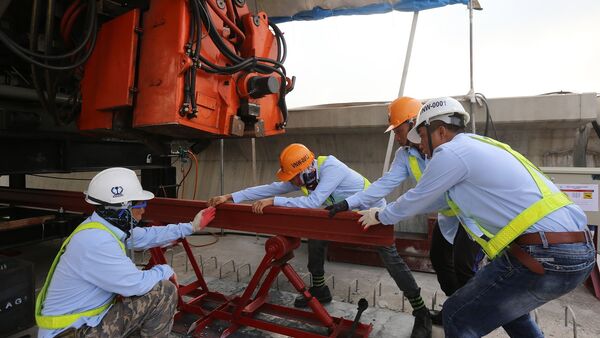 Sáng 24/10, đường ray tuyến metro số 1 Bến Thành - Suối Tiên dài 19,7 km được nhà thầu tiến hành lắp những đoạn đầu tiên tại đoạn cầu cạn từ ga Phước Long đến ga Bình Thái (phường Trường Thọ, quận Thủ Đức). - Sputnik Việt Nam