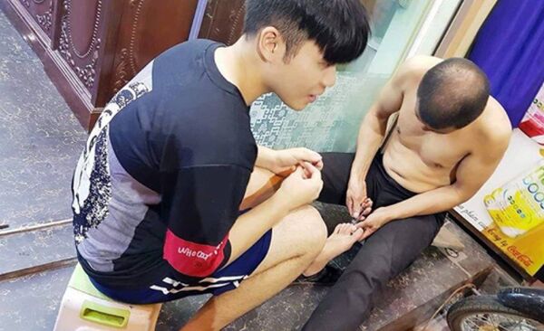 Con trai đã lớn nhưng anh luôn giành phần việc cắt móng chân cho con  - Sputnik Việt Nam