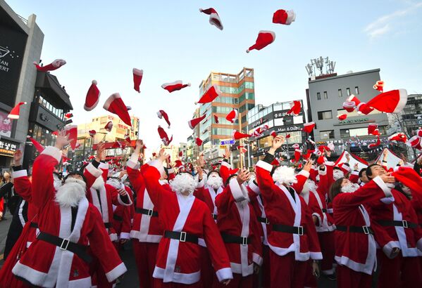 Tình nguyện viên mặc trang phục ông già Noel trước khi tặng quà cho các gia đình nghèo ở Seoul - Sputnik Việt Nam